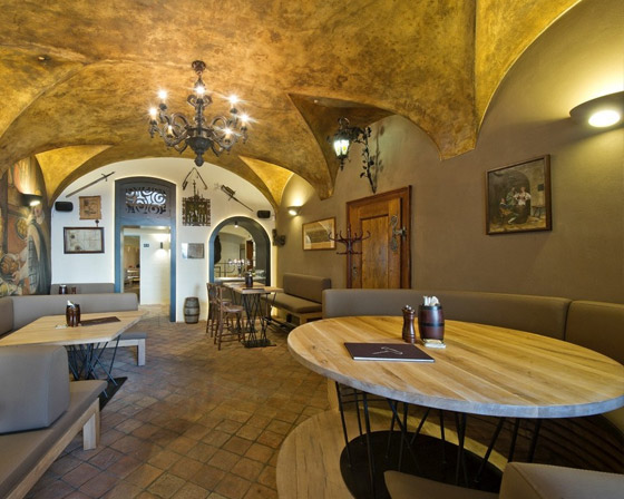 Dubové stoly do restaurace